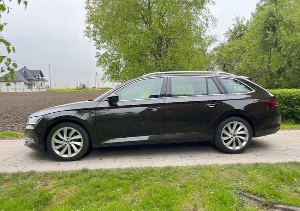 Skoda Superb cena 72000 przebieg: 152000, rok produkcji 2017 z Biała małe 56